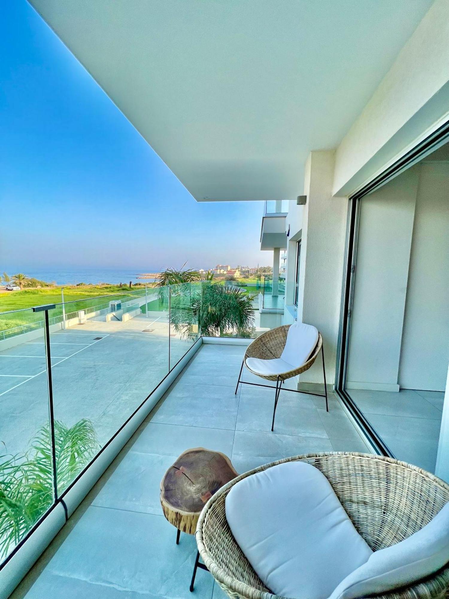 Emerald Suites Протарас Екстер'єр фото