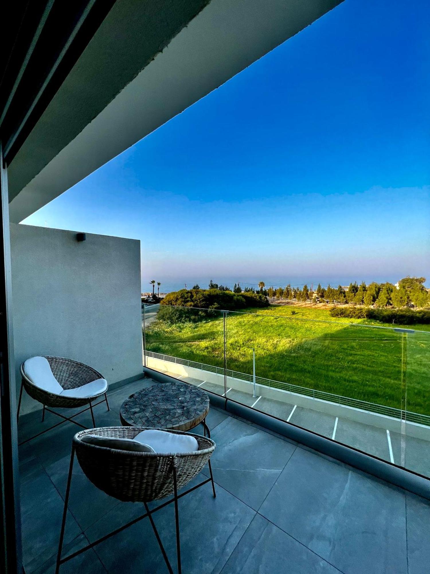 Emerald Suites Протарас Екстер'єр фото